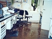 Der Fußboden ist noch voll Schlamm